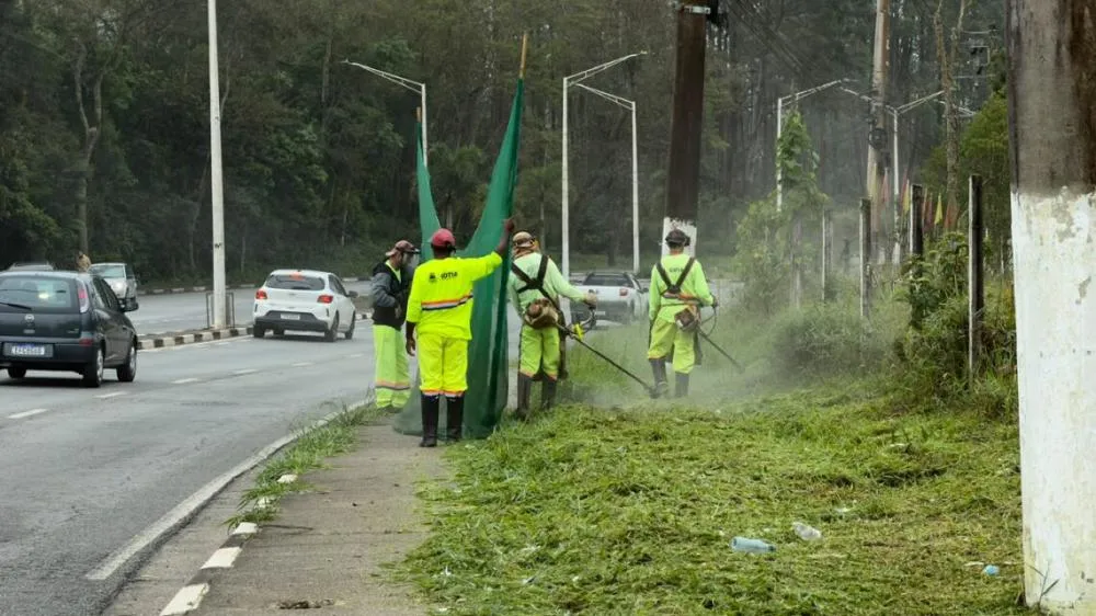 Cotia intensifica serviços de zeladoria, tapa-buracos e desassoreamento em diferentes regiões da cidade